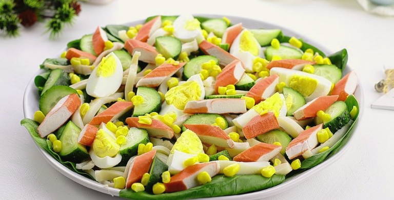 Салат из крабовых палочек, кальмаров, кукурузы, яйца и огурца