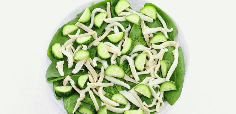 Салат из крабовых палочек, кальмаров, кукурузы, яйца и огурца