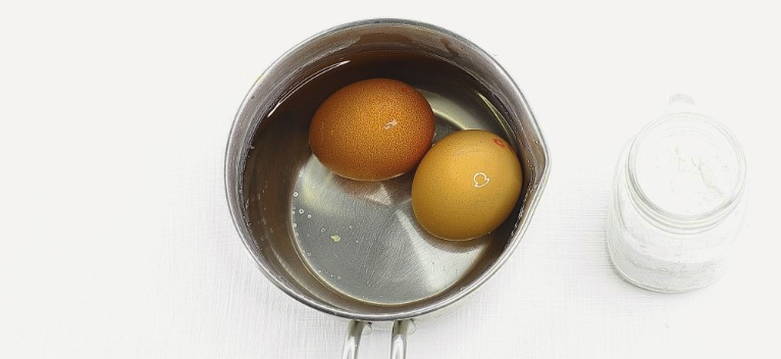 Салат из крабовых палочек, кальмаров, кукурузы, яйца и огурца