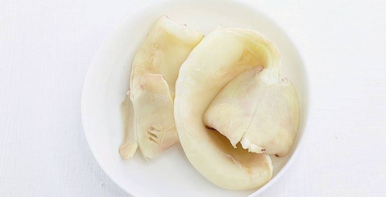 Салат из крабовых палочек, кальмаров, кукурузы, яйца и огурца