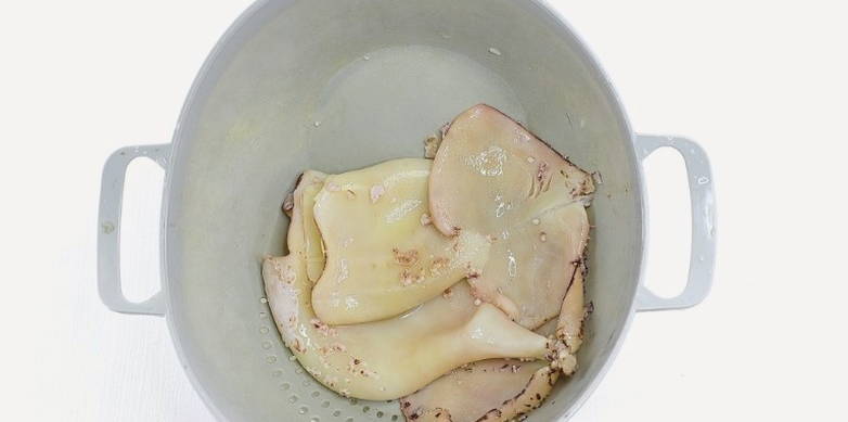 Салат из крабовых палочек, кальмаров, кукурузы, яйца и огурца