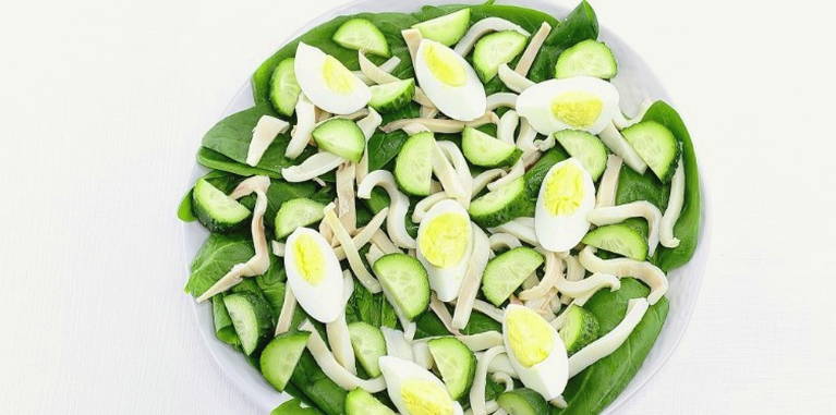 Салат из крабовых палочек, кальмаров, кукурузы, яйца и огурца