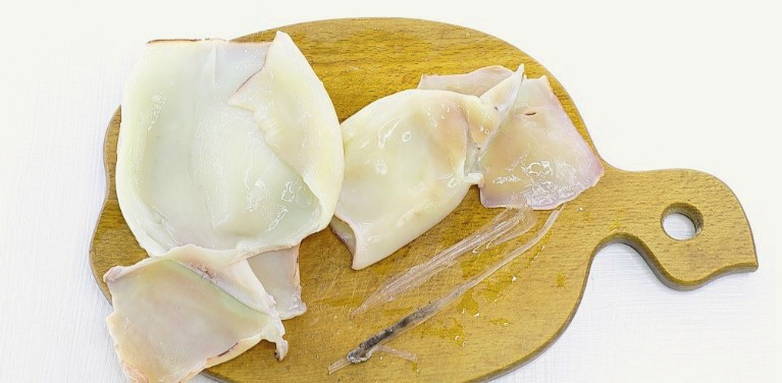 Салат из крабовых палочек, кальмаров, кукурузы, яйца и огурца