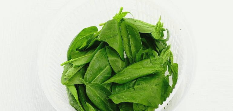 Салат из крабовых палочек, кальмаров, кукурузы, яйца и огурца