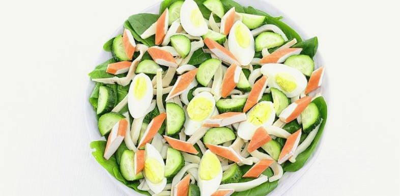 Салат из крабовых палочек, кальмаров, кукурузы, яйца и огурца