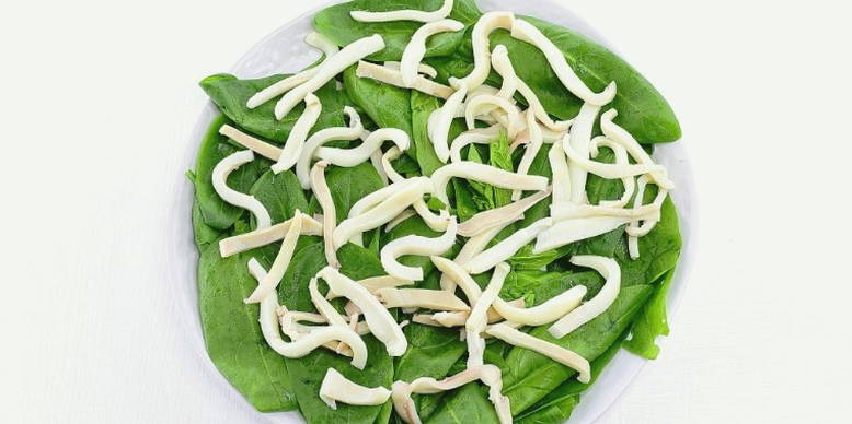 Салат из крабовых палочек, кальмаров, кукурузы, яйца и огурца