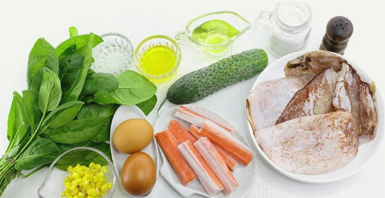 Салат из крабовых палочек, кальмаров, кукурузы, яйца и огурца
