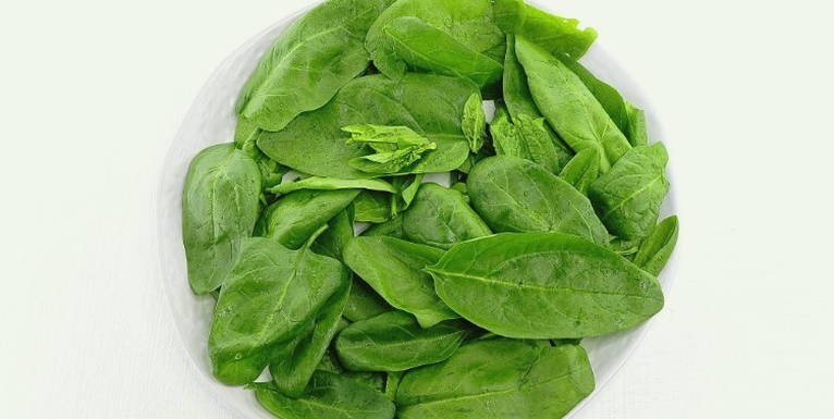 Салат из крабовых палочек, кальмаров, кукурузы, яйца и огурца