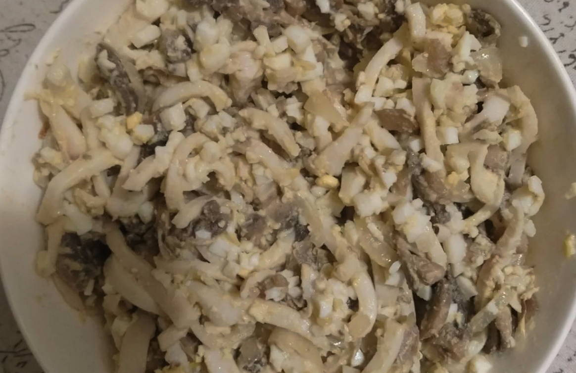 Салат из кальмаров с грибами, яйцами и луком