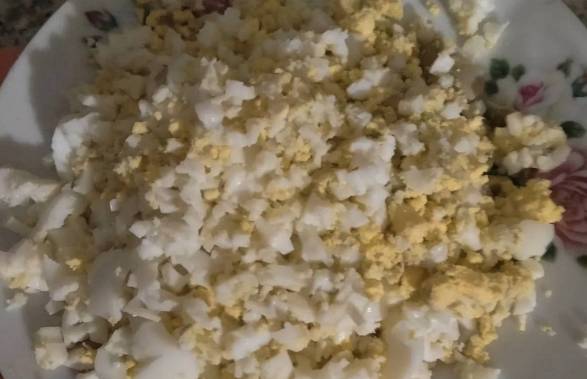 Салат из кальмаров с грибами, яйцами и луком