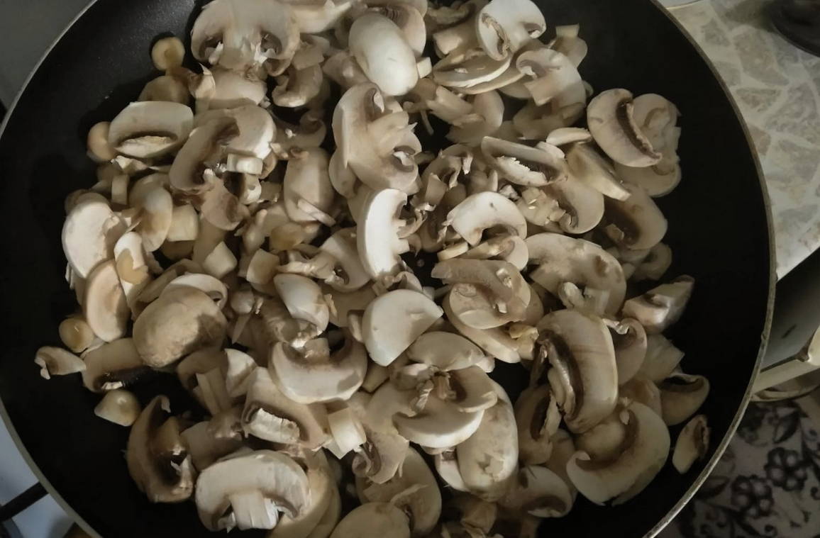 Салат из кальмаров с грибами, яйцами и луком