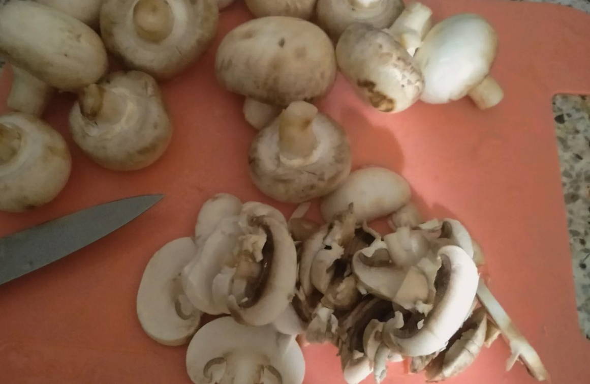 Салат из кальмаров с грибами, яйцами и луком