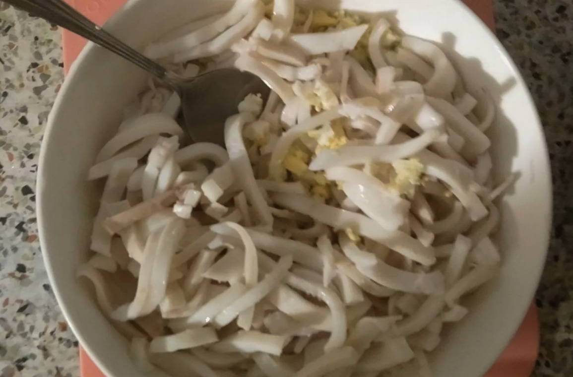 Салат из кальмаров с грибами, яйцами и луком