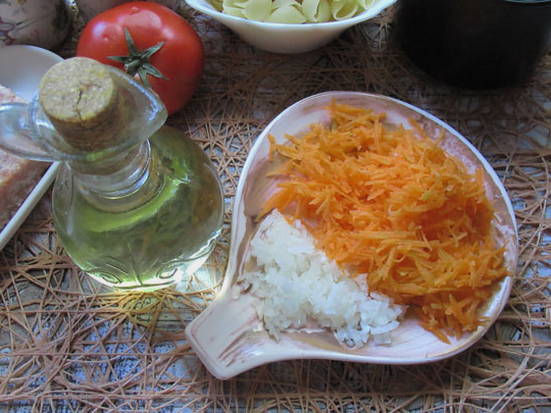 Макароны без варки с фаршем на сковороде