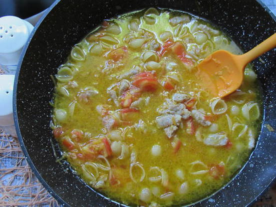Макароны без варки с фаршем на сковороде