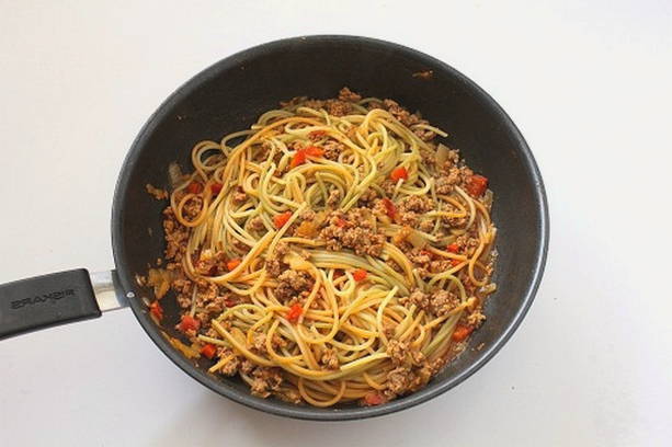 Макароны с фаршем и томатной пастой