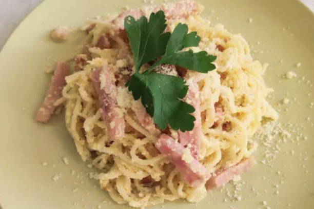 Макароны с беконом и сыром в сливочном соусе на сковороде
