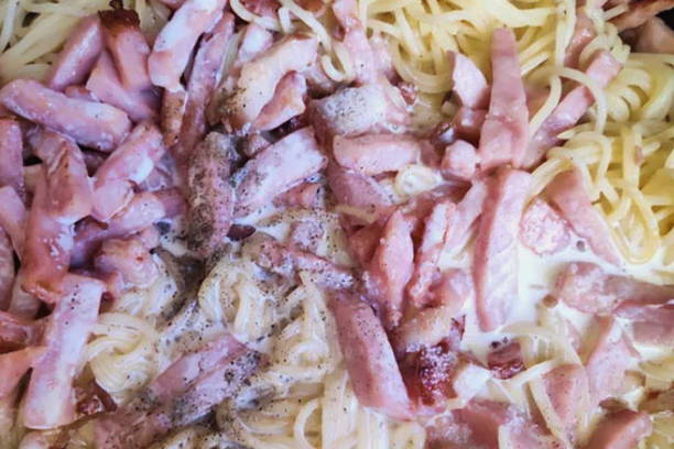 Макароны с беконом и сыром в сливочном соусе на сковороде