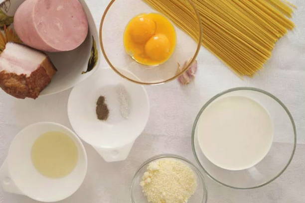 Макароны с беконом и сыром в сливочном соусе на сковороде