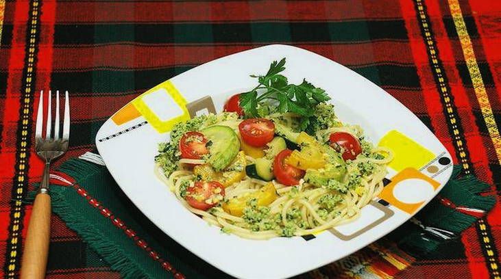 Макароны с овощами на сковороде
