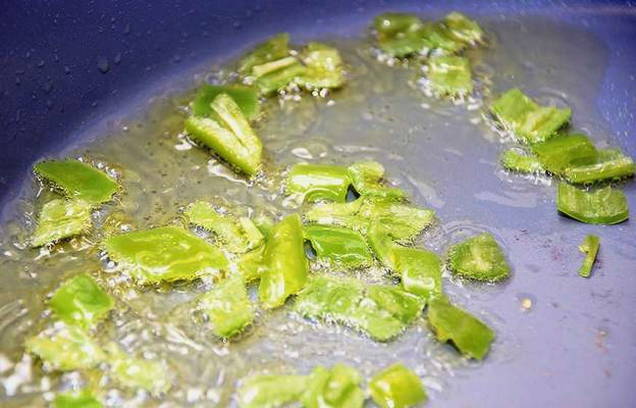Макароны с овощами на сковороде