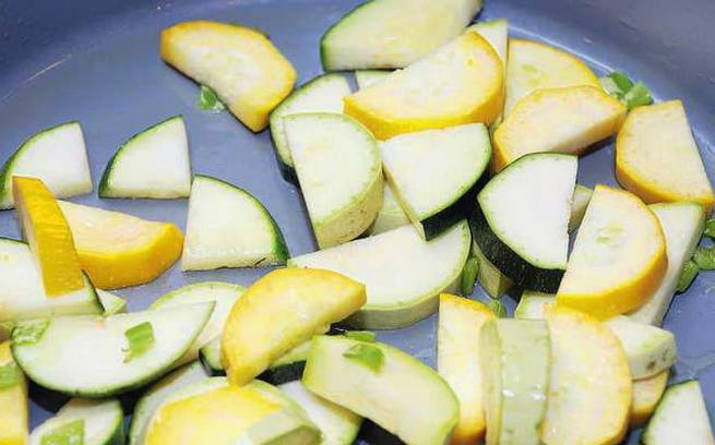 Макароны с овощами на сковороде