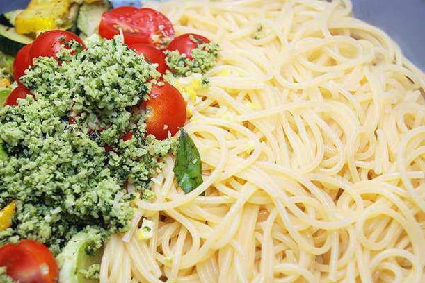 Макароны с овощами на сковороде