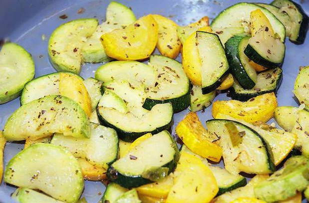 Макароны с овощами на сковороде