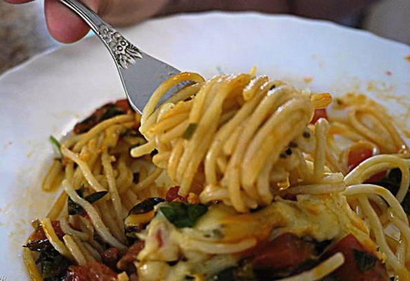 Макароны с помидорами и сыром на сковороде
