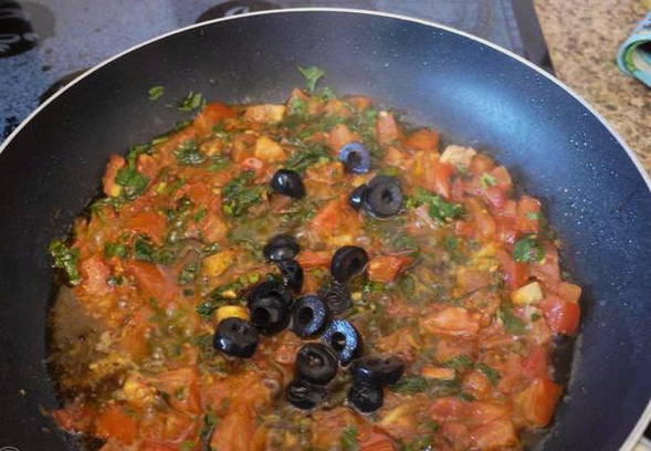 Макароны с помидорами и сыром на сковороде