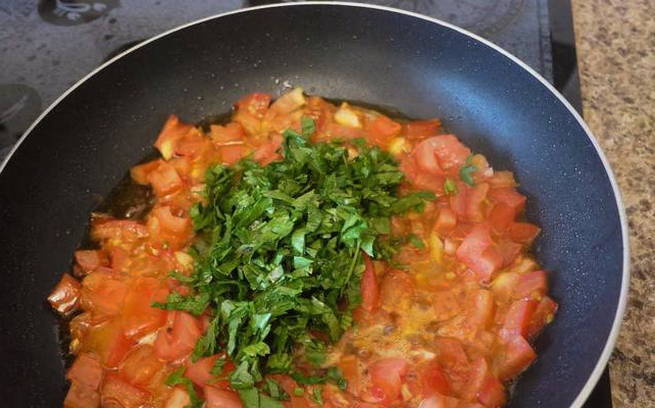 Макароны с помидорами и сыром на сковороде