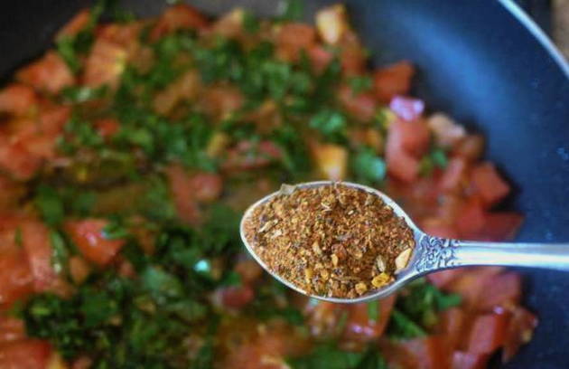 Макароны с помидорами и сыром на сковороде
