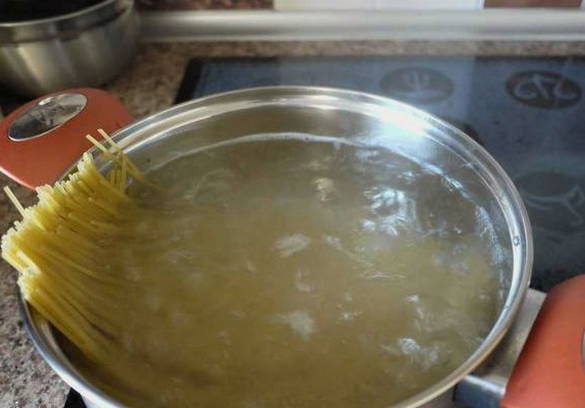 Макароны с помидорами и сыром на сковороде