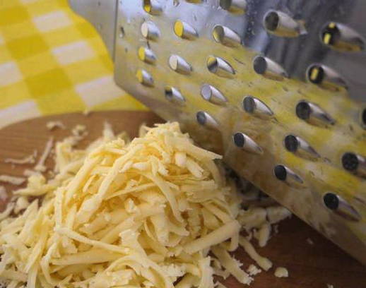 Макароны с помидорами и сыром на сковороде