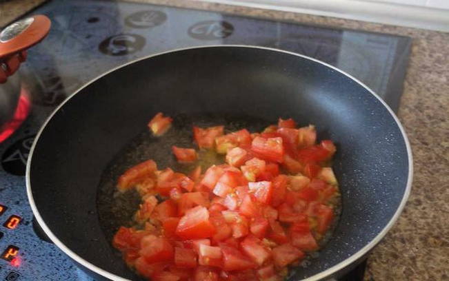 Макароны с помидорами и сыром на сковороде