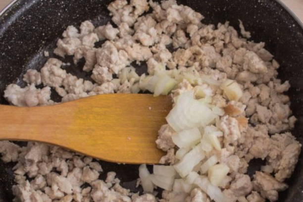 Макароны с фаршем и сыром на сковороде
