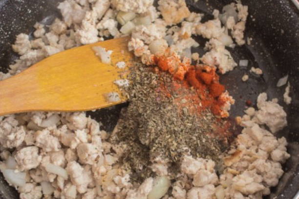 Макароны с фаршем и сыром на сковороде