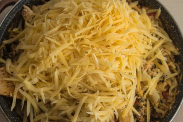 Макароны с фаршем и сыром на сковороде