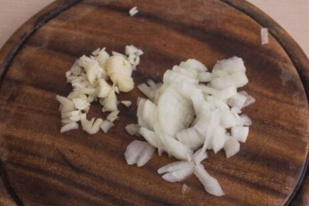 Макароны с фаршем и сыром на сковороде