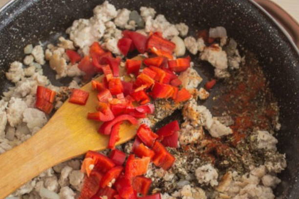 Макароны с фаршем и сыром на сковороде