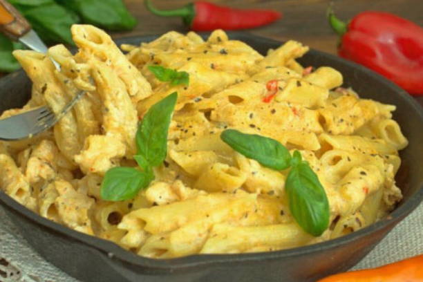 Макароны с фаршем и сыром на сковороде