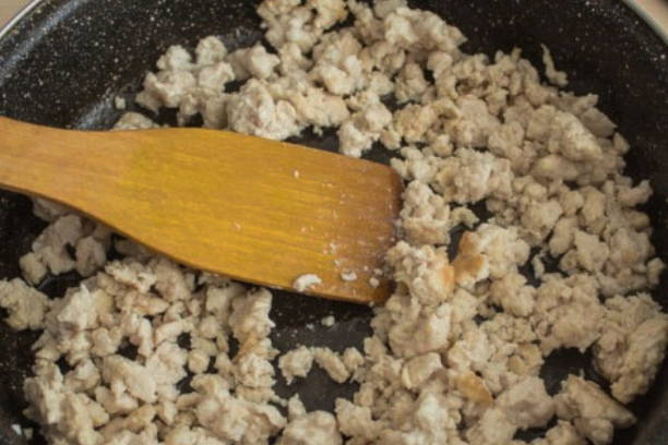 Макароны с фаршем и сыром на сковороде