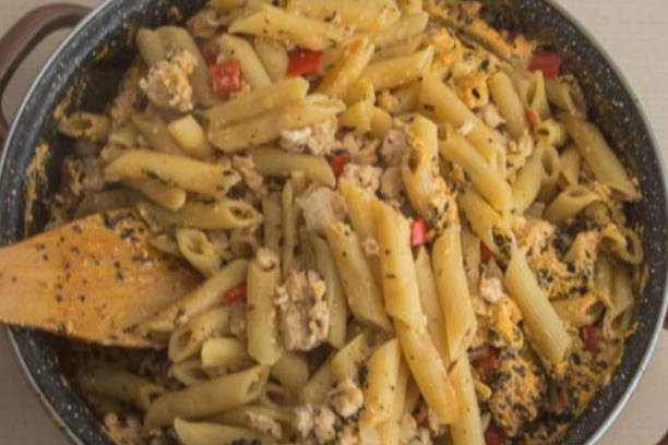 Макароны с фаршем и сыром на сковороде