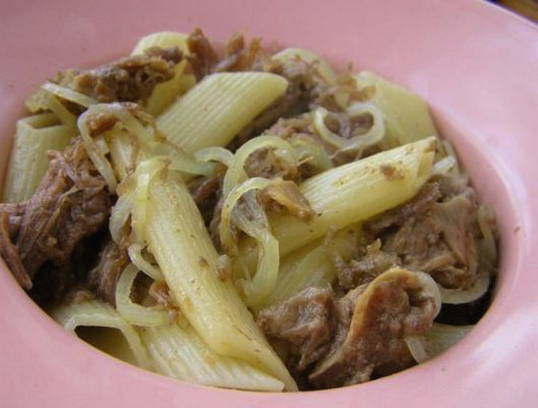 Макароны с тушенкой и луком на сковороде