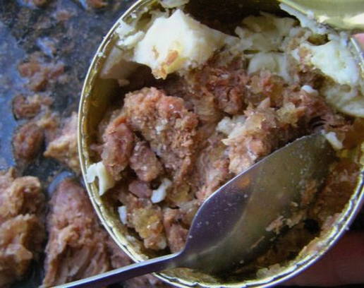 Макароны с тушенкой и луком на сковороде