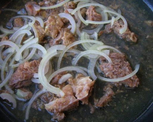 Макароны с тушенкой и луком на сковороде