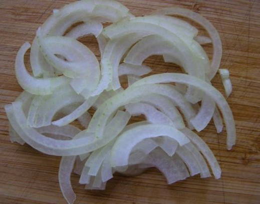 Макароны с тушенкой и луком на сковороде