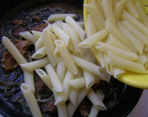 Макароны с тушенкой и луком на сковороде