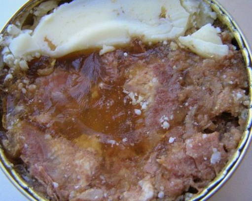 Макароны с тушенкой и луком на сковороде