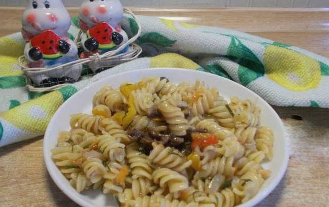 Макароны с говядиной на сковороде
